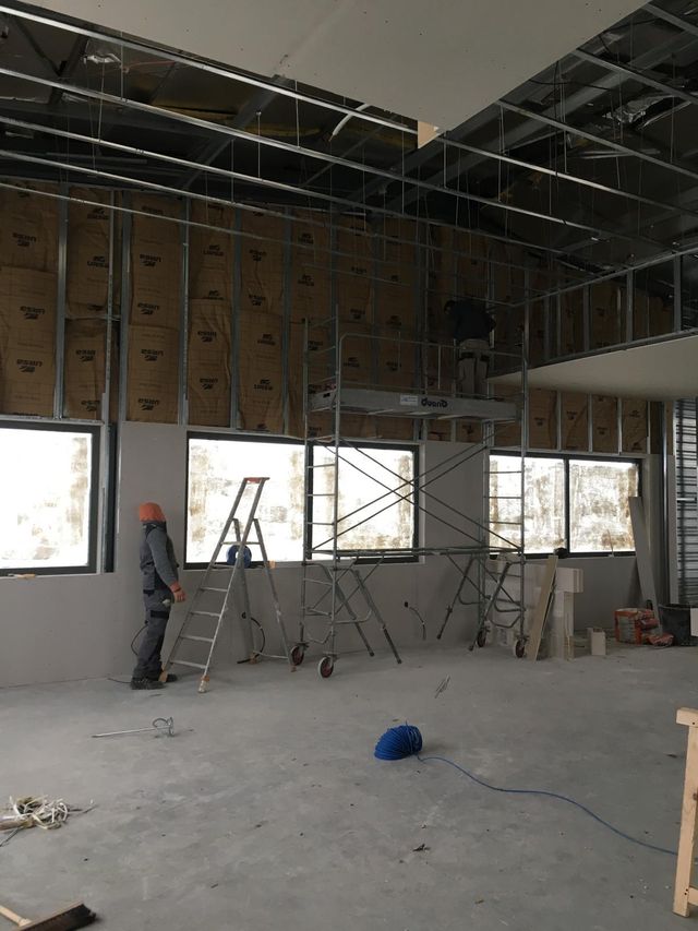Restaurant pendant les travaux : isolation des murs, cloisons en plaques de plâtre et échafaudage roulant